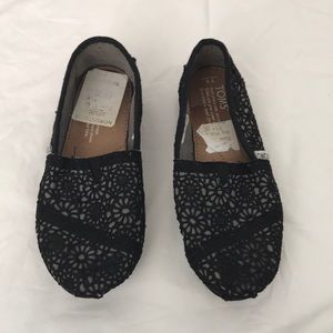 Girl’s black Toms size 1